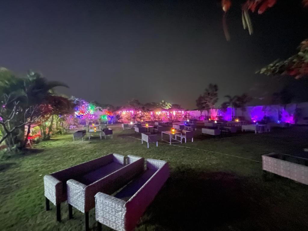 The Black Leaf Hotel Rāipur Buitenkant foto